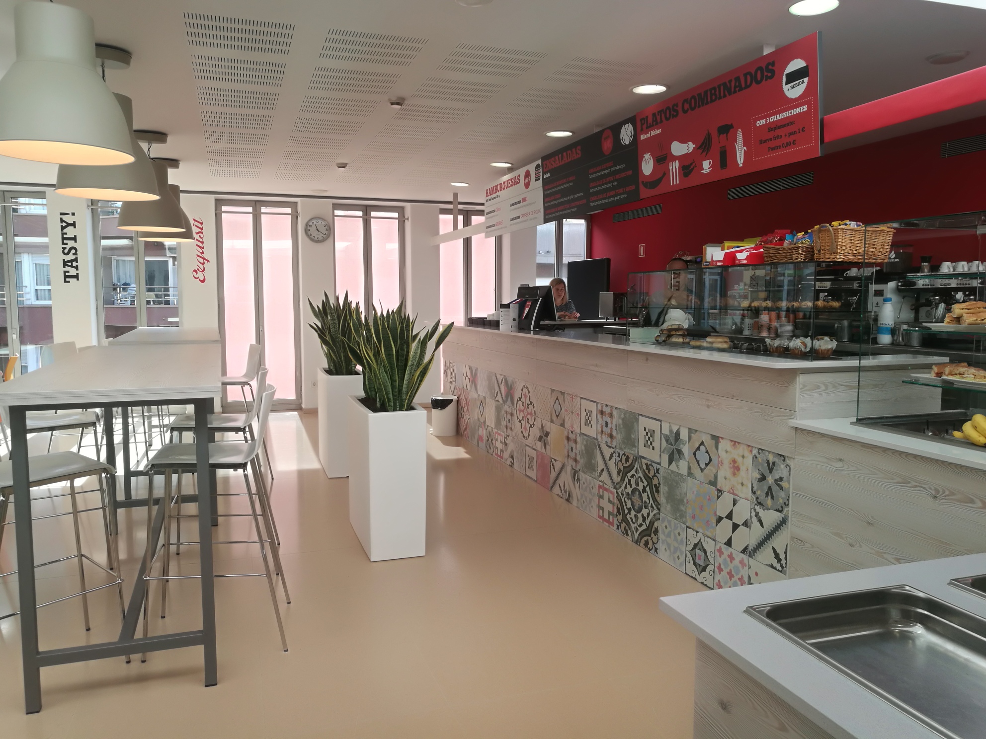 Restaurant d'hamburgueses, amanides, i plats combinats